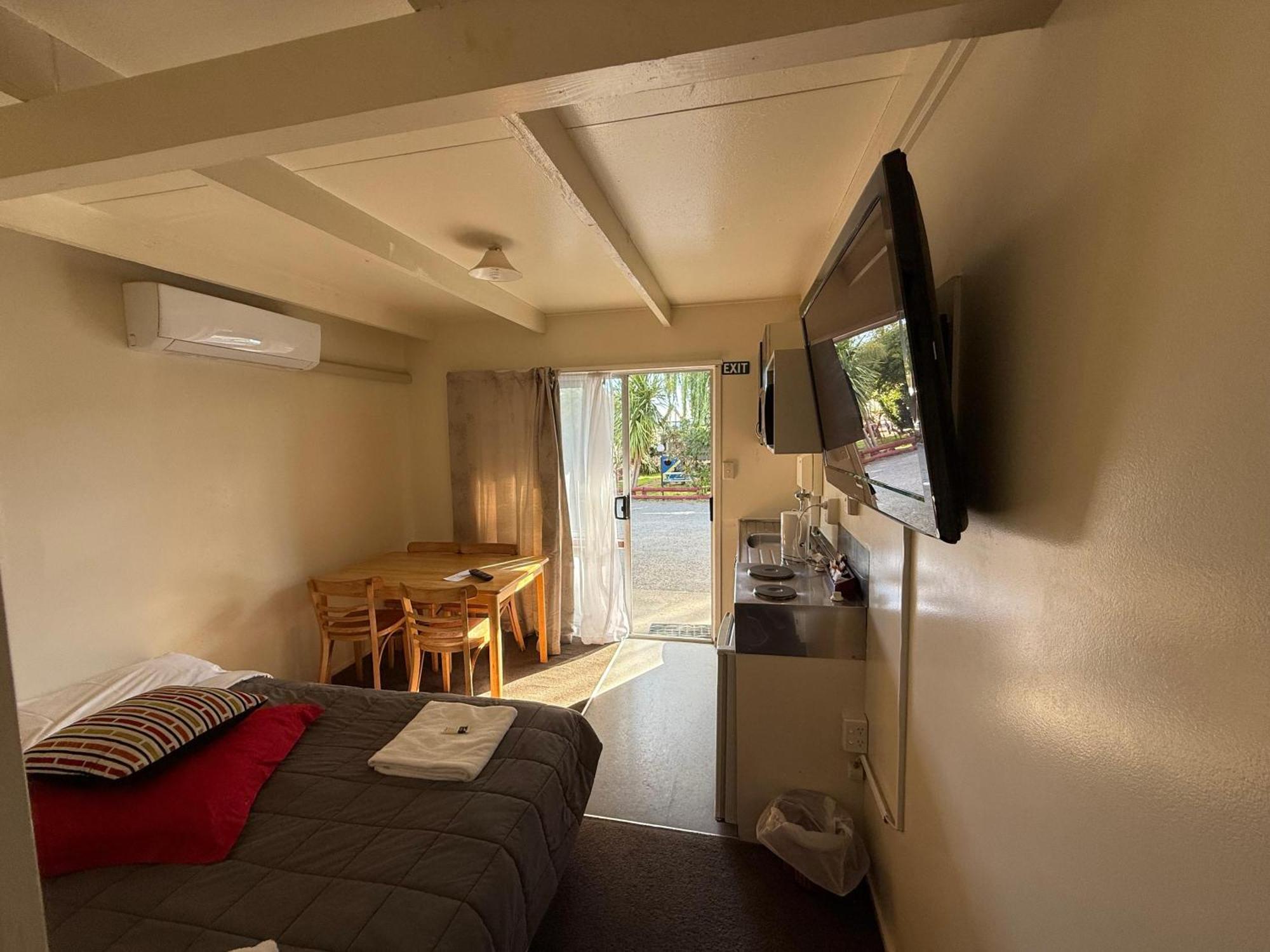 Camellia Court Family Motel Taupo Zewnętrze zdjęcie